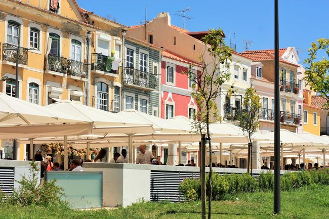 そばにあった建物群がカラフルで可愛かったので一枚。明るい陽射しによく合う色だなあ。