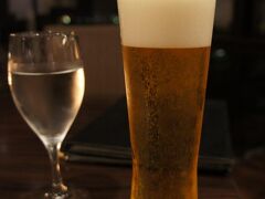 ラストオーダーギリギリに入店。
まずはオリオンビール！沁みこみます…
移動の疲れも吹っ飛ぶ〜♪