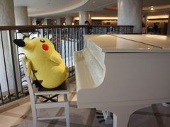 営業時間前に、レンタカー会社の人が迎えに来てくれました。
我儘言ってすみません<(_ _)>
レンタカーを確保して、さっそく向かった先はANAインターコンチネンタル(笑)
ロビーにはピカチュウ☆
ここの海水プールでウォーターダンスを受けるためです。
WATSUとは似ているようで似ていないセラピーでしたが、施術中は海の中を泳いでいるようでした。