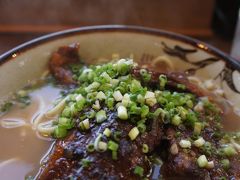 朝食を食べ損ねたので、お腹減った…
本日1食目は明石食堂でソーキソバ。
30分くらい待ったけど、その価値ありました(*'▽')
こってりスープにトロトロソーキ。
麺もコシがあって美味しい！