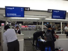 金曜の夜
仕事終了後、今回、マレーシア航空のコードシェアなので成田空港第二ターミナルへ
