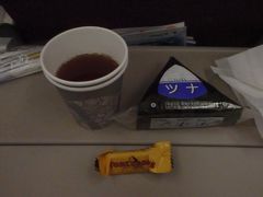 到着前にはオニギリとチョコ、紅茶と一緒にいただきました。
