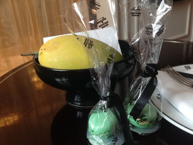 マカロンとマンゴー〜<br /><br />毎日フルーツと小菓子が提供されます。<br /><br />お部屋からは、中庭にあるプールが望めます。