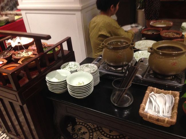 おばちゃんが作ってくれるヌードルや春巻きも凄くおいしいの