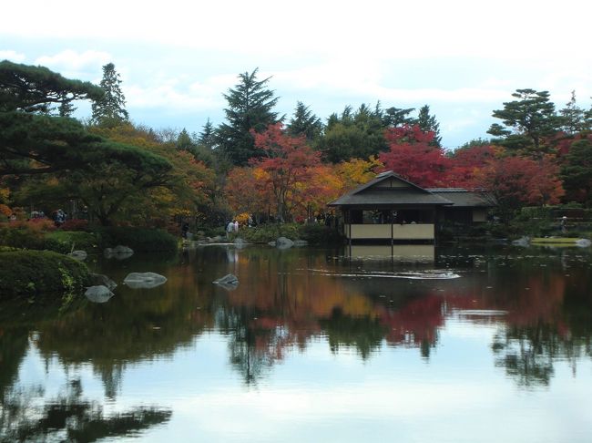 昭和記念公園　日本庭園<br />紅葉シーズンに最も人が集中する。<br />平日なのに混んでいた。<br />青空だったのが曇ってきた。<br />池がまるで鏡のよう。<br />