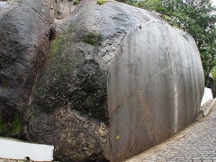 この様な巨大岩がそこら中にあります。今登っているこの奇形岩の頂上に修道院が存在します。

.....この........カット.....凄い.....です......。