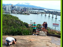 【地元の若者達】

.....写真撮影に余念がありません....笑