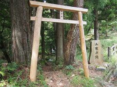 次に連れて行ったのが三室の滝です。この滝は道路からかろうじて見えますが、1分も歩けば滝前に行くことのできる、これまた超お手軽滝です。ただし、三室の滝はS（♀）が絶対気に入ると自信をもってお奨めできる滝です。