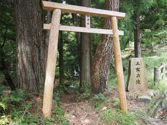 次に連れて行ったのが三室の滝です。この滝は道路からかろうじて見えますが、1分も歩けば滝前に行くことのできる、これまた超お手軽滝です。ただし、三室の滝はS（♀）が絶対気に入ると自信をもってお奨めできる滝です。