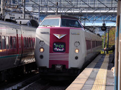 根雨駅を9:50に出る特急『やくも1号』に乗車。
車窓には、富士山のような姿になった大山の姿も。
米子の手前で山陰本線に合流し、今夜の宿がある安来駅を通る。
しばらくすると、右手に大きな中海がちらほらと。
そして、中海と宍道湖を繋ぐ大橋川が見えてくれば、松江駅はもうすぐだ。