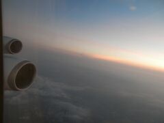 食事が終わった頃には空も明るくなり始めていました。
やっぱり４発エンジンは安定しています。
大気の状況が良かったのでしょうが微動だにしません。
トルクの塊です。