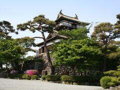 金沢市内から１時間で丸岡城に着きました。日本１００名城の第３６城です。日本最古の現存天守とする説もありますが、犬山城との間で論争があります。