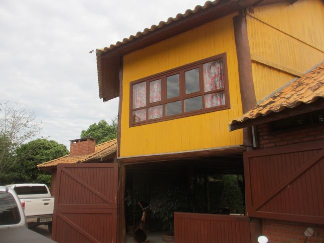 ホテル・ポウザーダの入口、倉庫みたいな感じ<br /><br />２階は朝食会場、でも床がギシギシ鳴って怖い<br />　なんとなくイギリスの建物を思い出したりした