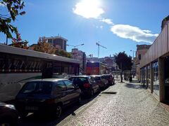 ナザレ8:10に出発したバスは10:00過ぎにコインブラへ到着！
日本人女子達とはバスでお別れして、一人バスを下車。
バスターミナルは大きな通りに面しており、どっちへ歩くといいのか分からない私。
すぐさま大きいバックパックを背負った超ロングのいかつそうなドレッドヘアのお兄さんを見つけ、方向を尋ねる。
意外とこういうお兄さん、英語が通じて優しいんだよね。
言われたとおりにバスターミナルを出て右方向へ歩く。
