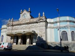 ゆっくり歩いて15分ほど、コインブラの駅前まで来る。
この駅前に荷物を預かってくれる所があるとガイド本にはあるが、
当のカフェ･クリスタルは店じまいしていて閉店の様子。
やば〜。コインブラはカルダスの様に荷物を背負ってウロウロできる規模ではない。
ポルトガル第3の都市。坂道も多く、世界遺産に登録されてるぐらい見所の多い町。
駅でロッカーがあるか聞いてみると、意図も簡単に無いって返事が。
