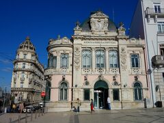 え〜、この大きな町、荷物担ぎながらの散策は絶対無理かと。
ポルトガル、事前情報ではリスボンとポルト以外は
荷物預かってもらえる所がほとんど無いとの事で、
今晩はアヴェイロ滞在に決めてコインブラではカフェで預かって貰う事にしてたのに〜。