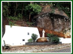 坂の途中の......「デウス（神）様」もおりました。