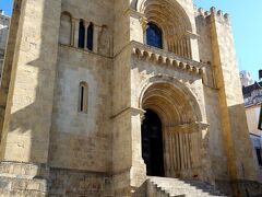 少し下ったところにあるのは、旧カテドラル。
1162年に建立され、ポルトガルでは現在まで残る唯一のロマネスク建築だとか。
入場料に加え、教会疲れのため、中へは入らず。