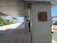 新石垣空港 (南ぬ島石垣空港)に到着。とても暑く１１月なのに真夏の気候で温度は３１度もあった。