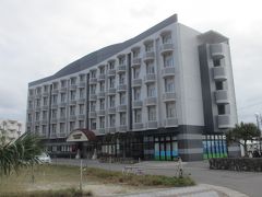 港の近くにある３泊したホテル。あたらしくきれいではあるが部屋はとても狭い。