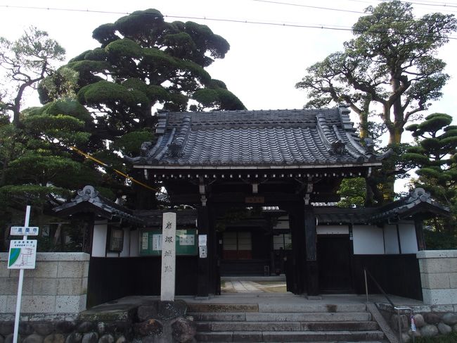 紫雲山遍慶寺<br />この寺の境内はもと岩塚城があった所。岩塚城は吉田氏代々の居城であったが、慶長5年(1600年)清須城主福島正則によって滅ぼされたといわれます。境内のイブキの巨木は区内で最初に指定された保存樹で、その立派さは人々の目をうばいます。本尊阿弥陀如来立像。<br />(中村区ホームページ岩塚散策コースより)