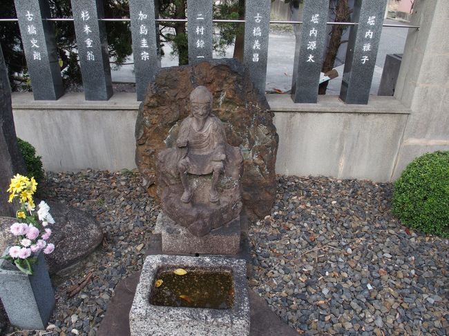 役行者様像もありますね、錫杖がないみたいですが・・・