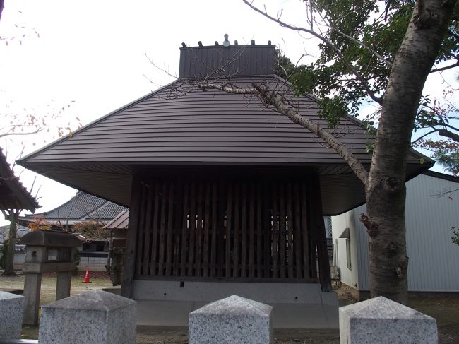 八幡社の本殿の囲みはちょっと変わった作りですね