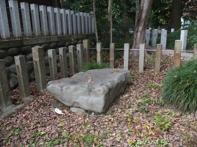 ヤマトタケルが庄内川を渡る船を待つ間腰かけた言われる腰かけ石<br />庄内川西対岸は、江戸時代に東海道の脇街道の宿場まちとして栄えた万場宿が有ったところで、川岸には渡船場のあった万場の渡し跡の碑が立っています、今回は写真を撮っていません<br />古代から渡船場が有り栄えたところのようです<br /><br />庄内川にかかる万場大橋から100メートル南の堤防に跡碑が立っているが、この付近に渡船場があった。尾張名所図会に描かれた渡し船には馬2頭、客9人、籠、船頭2人が乗っている。このような大きな川船が行き来していたことは東西交流の多さを物語る。(中川区ホームページ万場の渡しかいわいコースより)