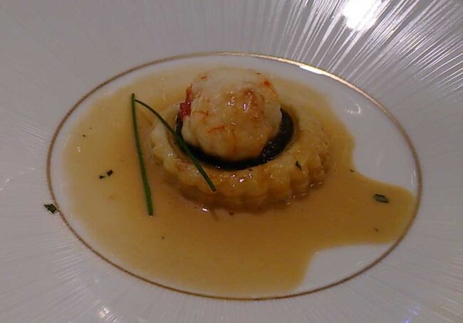 椎茸のtart、海老のクーリと共に。<br />白ワインの飲み比べ。話題の五郎丸も。