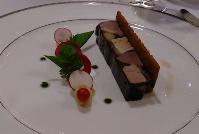 フォアグラと鴨のポート・ワイン・ジュレ、さつま芋のムースとマカダミアンナッツ。