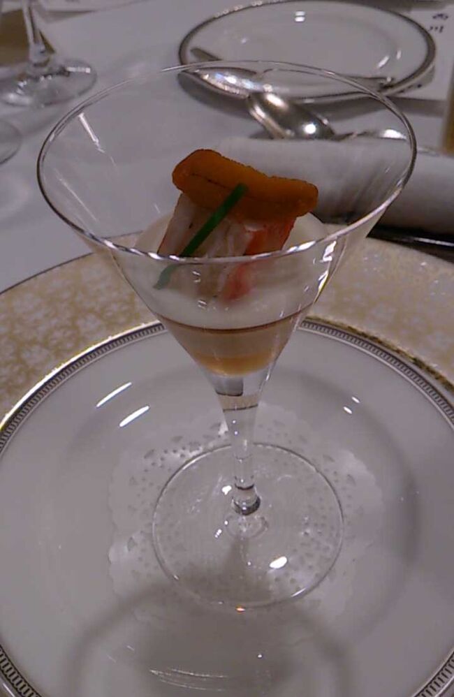 帆立貝と蟹のミルフィーユ、ウニ風味。<br /><br />ビールは、最近有名な東京ブルースでした。