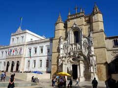 コインブラで一番賑やかな5月8日広場へやって来ました。
右がサンタ･クルス修道院、左が市庁舎の建物。
サンタ･クルス修道院へ入ってみます。教会は無料。