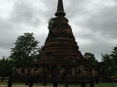 大きな釣鐘型の仏塔がありますが、その土台の所で象が活躍しております。
