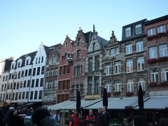 マルクト広場に到着
なんだかザワザワしています。警官か警備の人がいます。