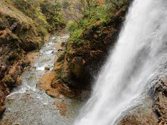 名勝　雷滝

長野県上高井郡高山村山田入に位置し、落差３０ｍ、幅５ｍ、滝の裏側を見ることができるので“ 裏見の滝 ”とも呼ばれています。
