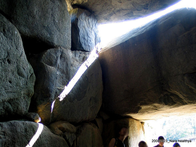 9月だから暑かったという記憶と<br /><br />この隙間から差し込む太陽光がすごく印象的でした。