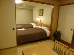 名古屋城を楽しんで、、、今日の宿名古屋キャッスルプラザへ

　和洋室の部屋ですが　使い難い間取り
　まぁ。。。ひと晩寝るだけだから　ヨシとしょう