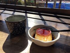 入浴後は有名な明礬温泉 岡本屋売店「地獄蒸しプリン」

やっぱり名物をいただく時には「元祖」にこだわってしまいます。眺めのよい窓側の席でいただきます。

とろとろ全盛の時代に、しっかり固めのプリン、香ばしいカラメル、懐かしい感じの味です。