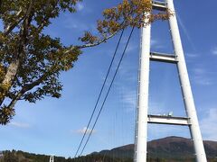 いくつか行程を省略し、ほぼ予定通りになってきました。「九重“夢”大吊橋」です。

広告制作していると、「ここのえ」なのか「くじゅう」なのか、漢字になると「九重」だったり「久住」もあるし。。。山は「由布岳」、市名は「由布市」、なのに街は「湯布院」または「由布院」・・・誤字脱字がタブーな仕事柄、この表記には泣かされましたよ。しかもこの吊橋には、謎の「“ ”」がつくので文字数増えるし〜

湯布院方面からなので、「北方側」の駐車場を目指します。橋が見えてきたところで、思わず有料駐車場（売店とうどん屋さんのところ）に入りそうになりましたが、もう数百メートル行くと北方ゲート前に、無料の町営駐車場があります。