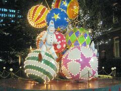 ブリックスクエアの一号館広場

Christmas Circus
2.エルフの玉乗りツリー
http://www.marunouchi.com/feature_jp/brightchristmas2015/decoration.html