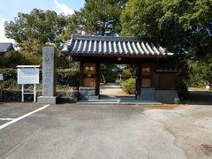 佐賀駅から4km、高伝寺。
佐賀藩主鍋島氏の菩提寺として、また境内裏の梅園が有名。
拝観目安は20分。御朱印は拝観受付で頂いた。