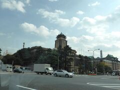 河村さんがガンバッテ！いる　

　　　　一風変った造りの名古屋市役所