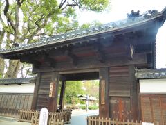 徳川園　黒門　　　入園料３００円也

徳川園は、徳川御三家筆頭の尾張藩第２代藩主光友が
元禄８年に自らの隠居所として造営