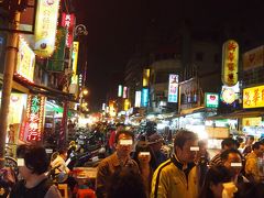 華西街観光夜市

地下鉄　龍山寺からすぐのところにあります。
日曜の夜、すごい人出！
食べ物屋台が多いらしい。