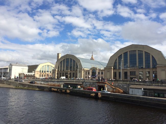 リトアニアのシャウレイからバスで二時間半ほど、ラトビアのリガに到着しました。<br /><br />バスターミナルから川を挟んで市場があります。