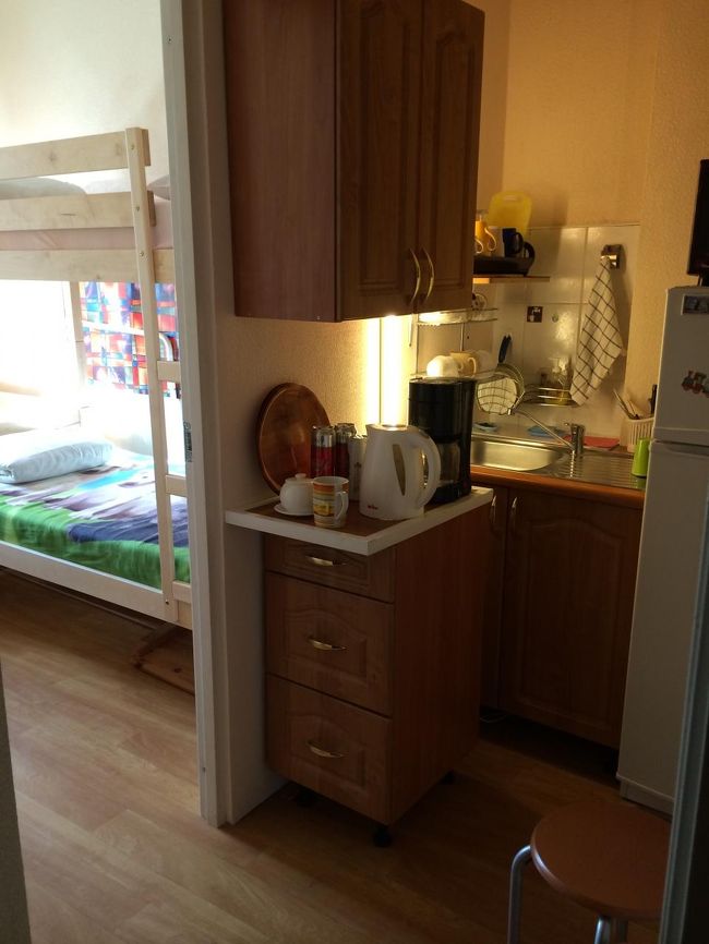 部屋を出てすぐに共用のキッチンがあります。<br /><br />調理をするには小さすぎるけどお湯を沸かしたりするくらいなら問題なし。<br />冷蔵庫もあります。<br />