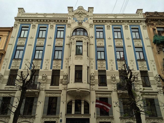 ぱっと見、白と青でさわやかな感じですが、こちらもお顔がいっぱい。<br /><br />共同住宅だそうです。