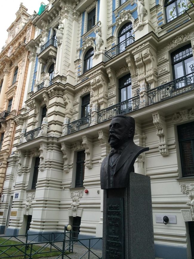 建築家エイゼンシュティンの胸像。<br /><br />一応通りを端から端までざーっと見て終了。<br />中に入れる建物もあったらしいのだけど、外から見ただけでした。<br />オサレなカフェなんかもあったみたいなので、もっとゆっくり見ればよかったな〜。