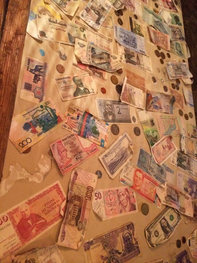 お店の壁にはいろんな国のお金が貼られていました。<br />私も貼っちゃおうかなと思ったけど、日本円は紙幣しか持ち合わせがなかったのでもったいなくてやめました（笑