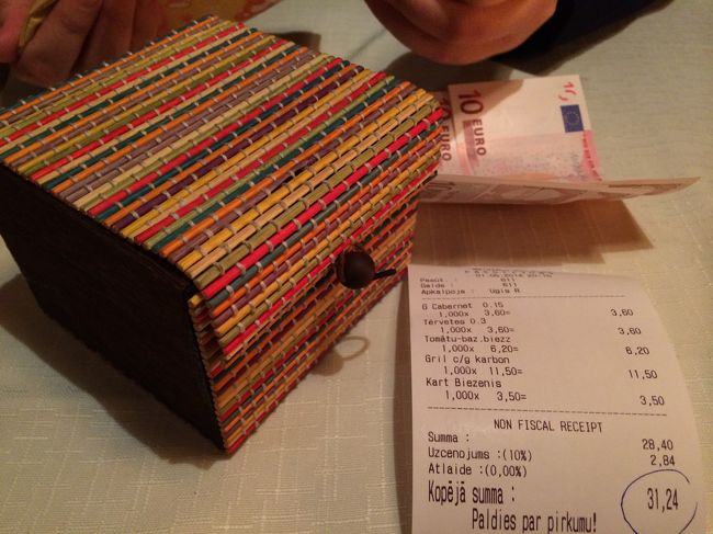 お会計をお願いすると、こんなかわいらしい箱にレシートが入ってやってきました。